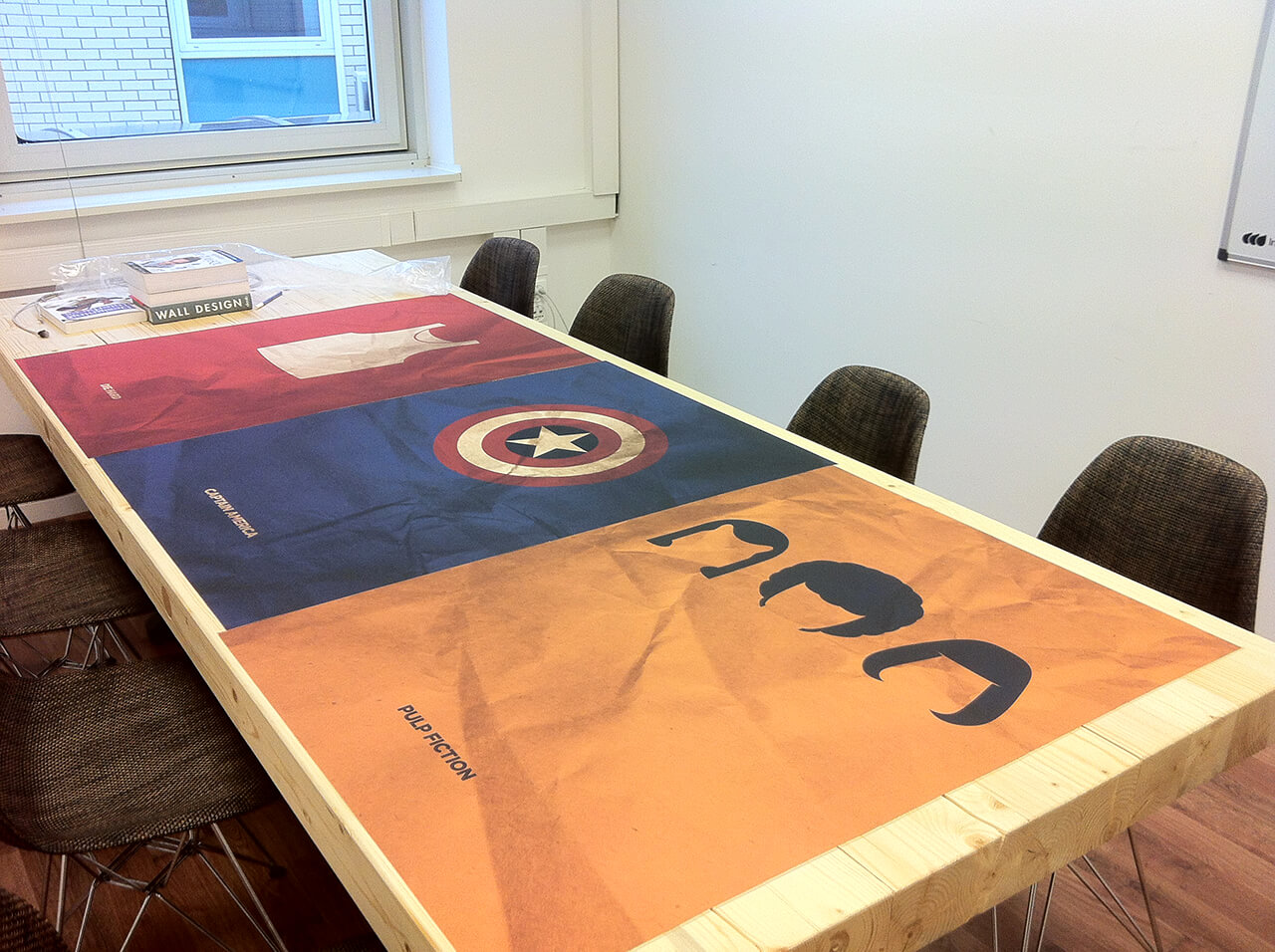 Die Hard, Captain America és Pulp Fiction poszterek az Integral Vision irodában.