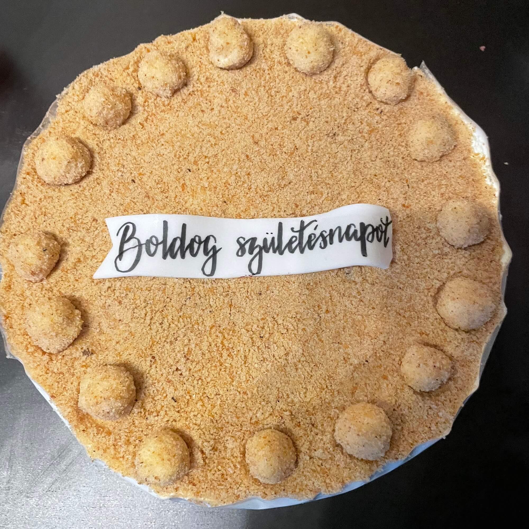 Túrógombóc torta "Boldog születésnapot" felirattal