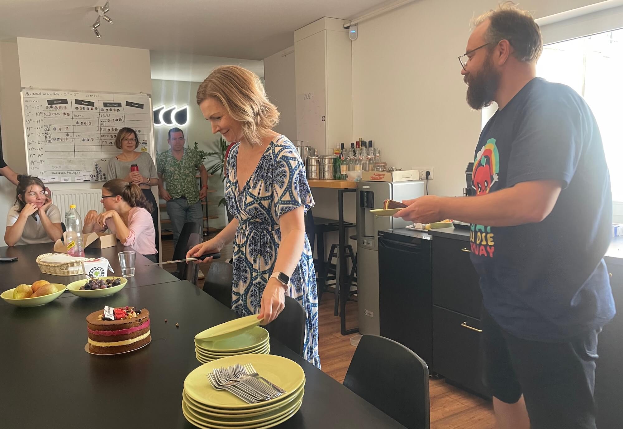 Születésnapi torta felvágása