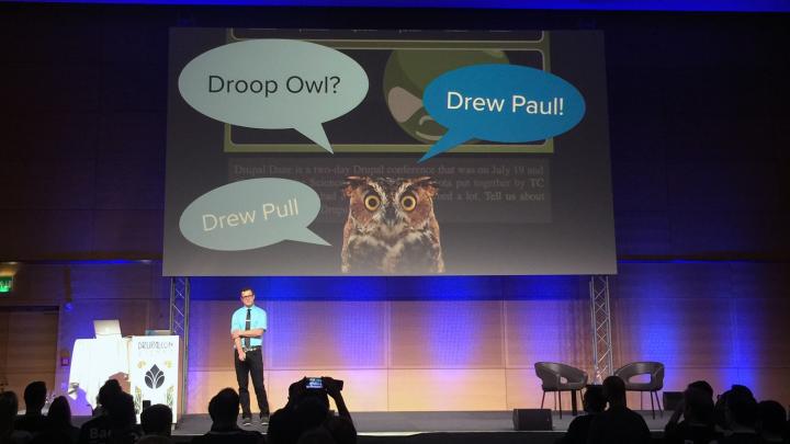 Drupalcon Keynote előadás, a kijelzőn: "Droop-Owl" felirat