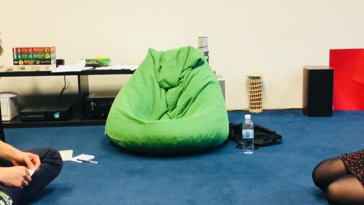 Gábor és Zsuzsi ülnek egymással szemben a kék szobában