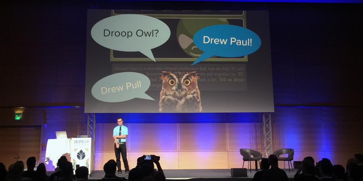 Drupalcon Keynote előadás, a kijelzőn: "Droop-Owl" felirat