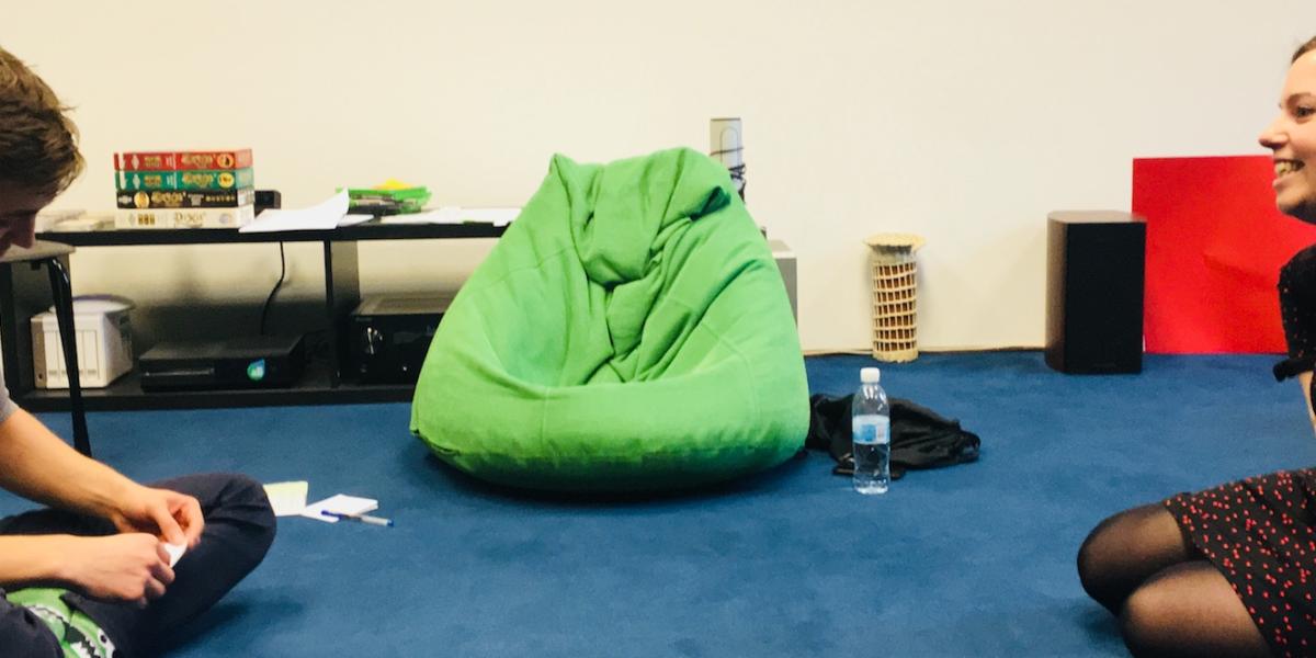 Gábor és Zsuzsi ülnek egymással szemben a kék szobában